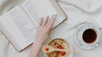 Ilustrasi membaca buku, kumpulan puisi. (Foto oleh Tara Winstead: https://www.pexels.com/id-id/foto/makanan-kopi-cangkir-tangan-8383463/)