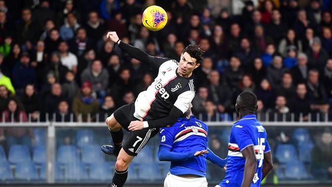 Striker Juventus, Cristiano Ronaldo, Mencetak gol ke gawang Sampdoria pada laga Serie A 2019 di Stadion Luigi Ferraris, Rabu (18/12). Juventus menang 2-1 atas Sampdoria. (AP/Luca Zennaro)