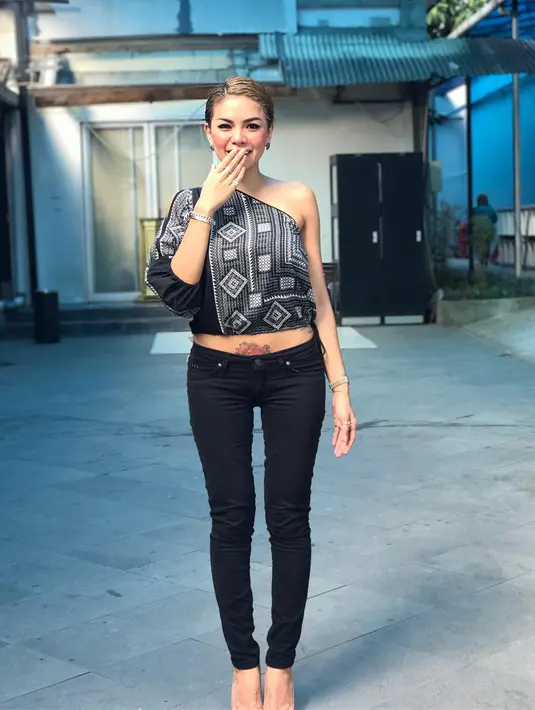 Salah satunya adalah Nikita Mirzani yang mendapat banyak tawaran untuk menjadi pembawa acara. Ia juga diajak tampil di acara kampanye yang berlangsung di beberapa daerah. (Instagram/nikitamirzanimawardi_17)