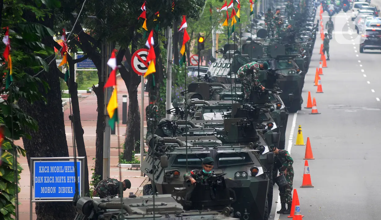 Sejumlah tentara berada di kendaraan taktis TNI yang dipamerkan di depan Istana Merdeka, Jakarta, Senin (4/10/2021). Ratusan alat utama sistem persenjataan (Alutsista) TNI dipamerkan sepanjang pinggir jalan sekeliling kawasan Monas dalam rangka peringatan HUT ke-76 TNI. ​(merdeka.com/Arie Basuki)