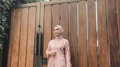 Meskipun berhijab, namun tampilannya begitu anggun dan memesona. Ia memilih gaya kasual yang nyaman dan sederhana dalam kesehariannya. 