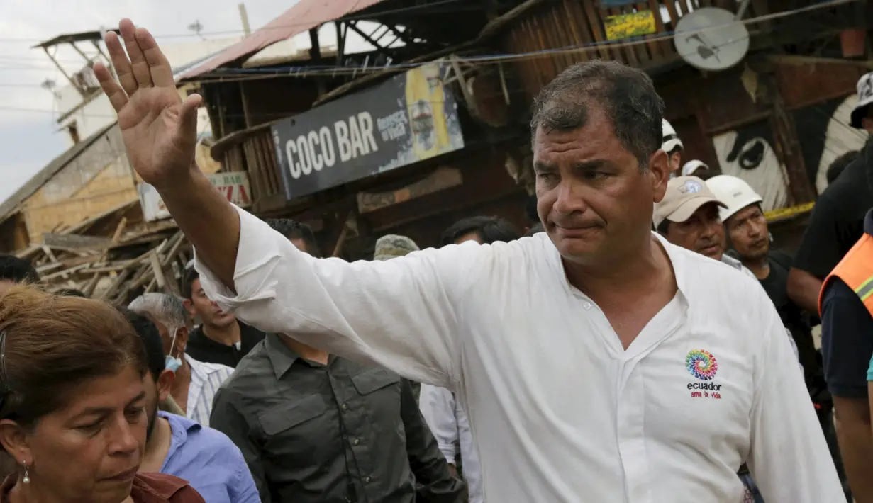 Presiden Ekuador, Rafael Correa (kanan) menyapa para warga saat mengunjungi lokasi gempa di kota Canoa, Ekuador, 18 April 2016. Dalam kesempatan tersebut, Rafael berbincang dengan warga yang menjadi korban gempa berkekuatan 7,8 SR (REUTERS/Henry Romero)