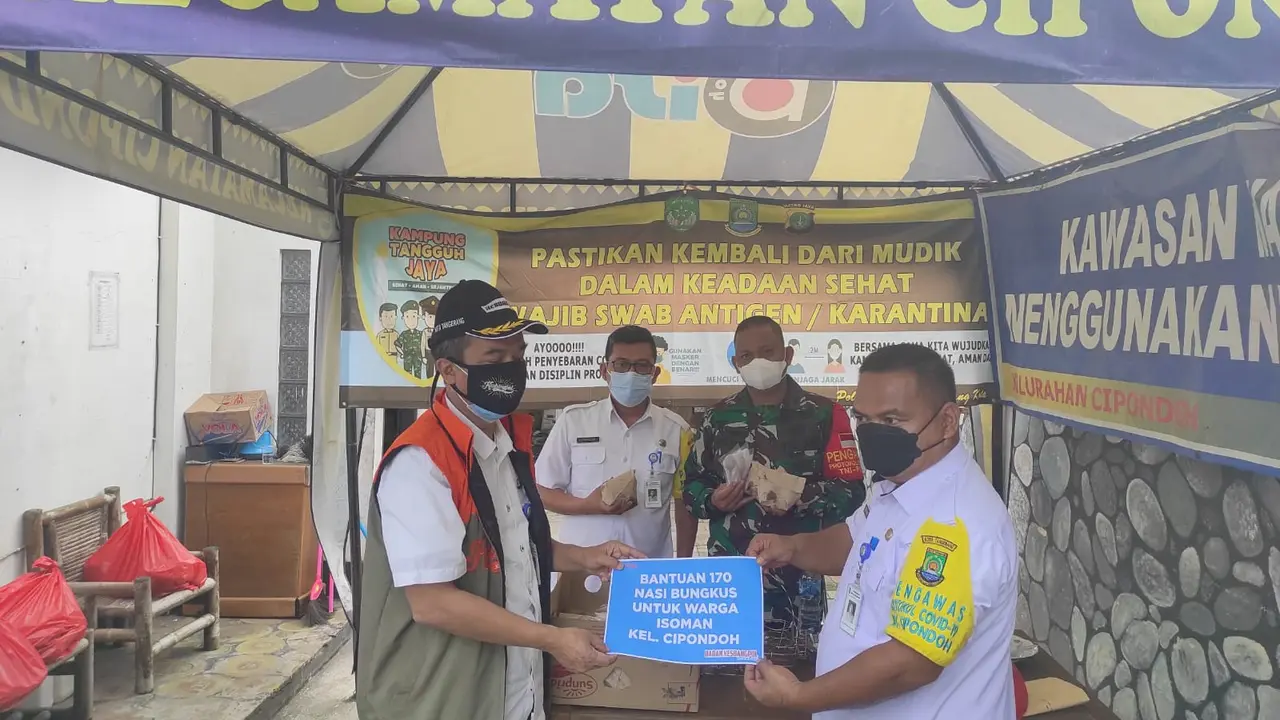 Distribusi makanan dari dapur umum yang didirikan oleh pegawai OPD Kota Tangerang.