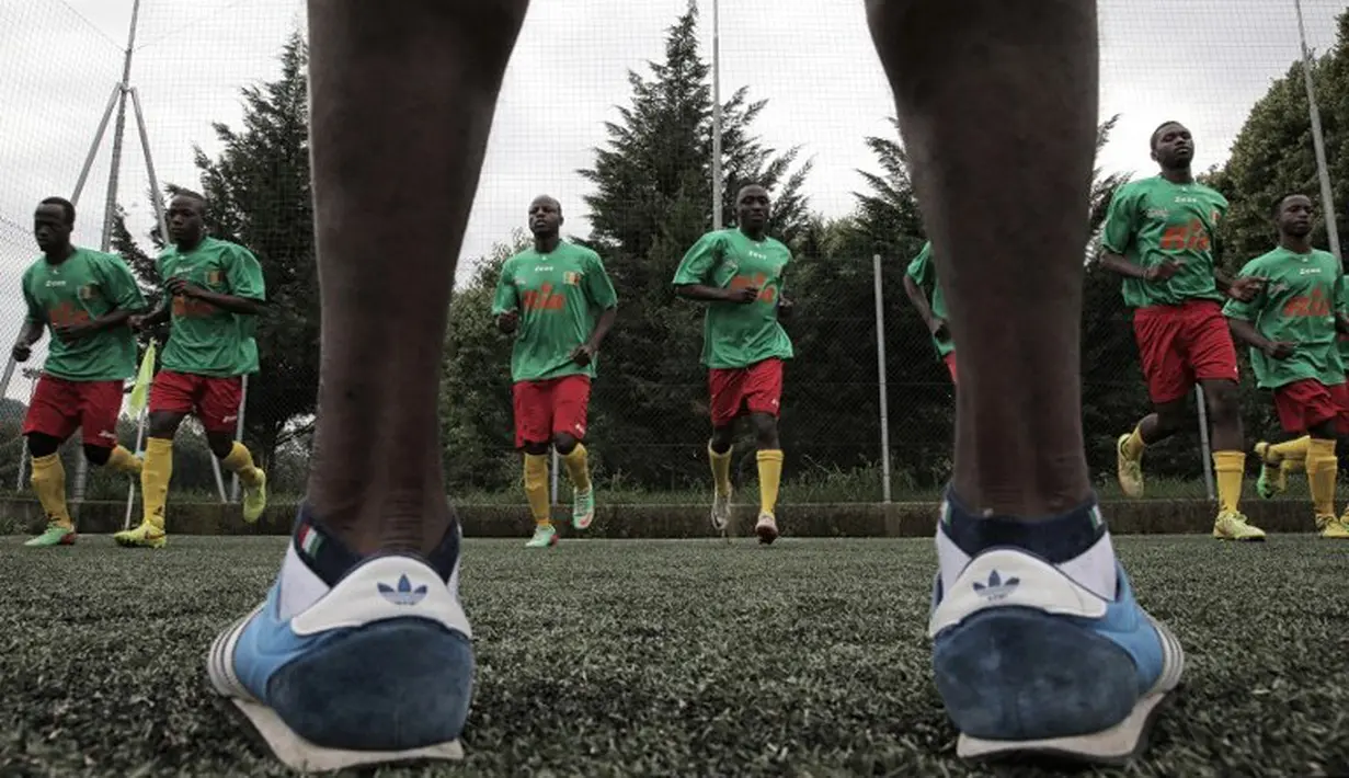 Pemain Mali sedang bersiap bermain melawan Guinea dalam turnamen sepak bola untuk kaum migran dan orang asing bertajuk "Balon Mundial" yang dihelat 6 Juni-5 Juli 2015 di Turin, Italia. (AFP PHOTO/MARCO BERTORELLO)