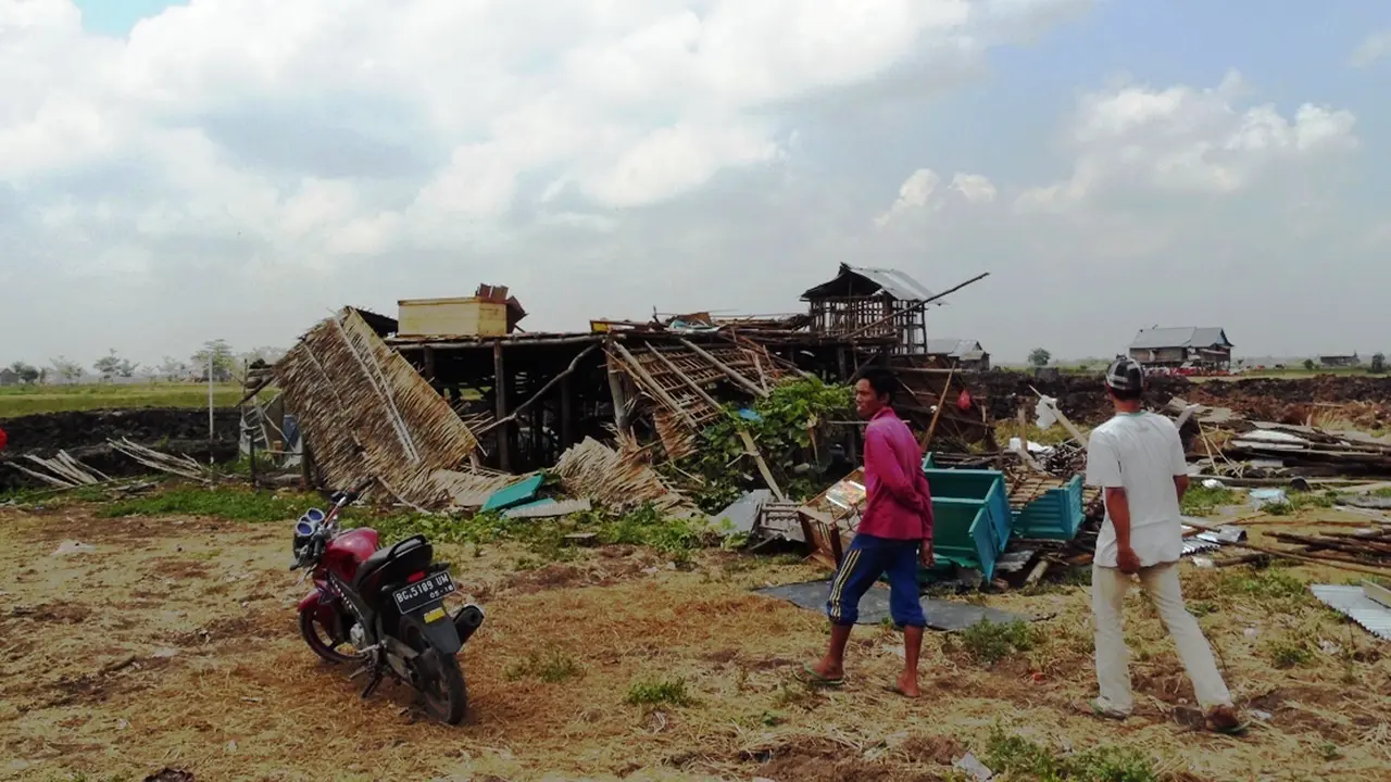 20151116-angin puting beliung-palembang-rumah rusak