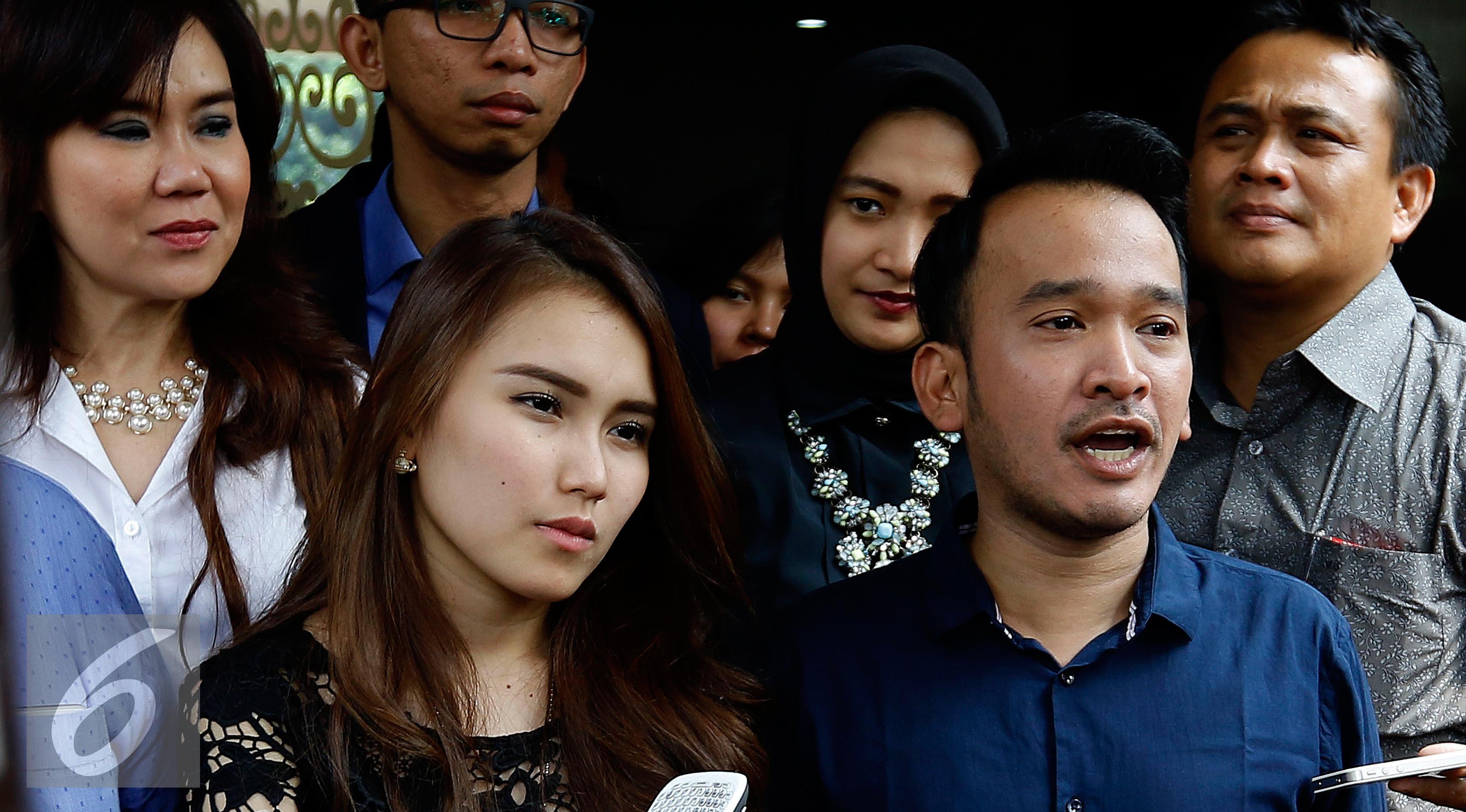 Ruben Onsu dan Ayu Tingting saat memberikan keterangan terkait kasus dugaan penjual bayinya di akun Instagram Jual Bayi Cantik di Mapolda Metro Jaya, Jumat (11/9/2015). (Liputan6.com/Yoppy Renato)