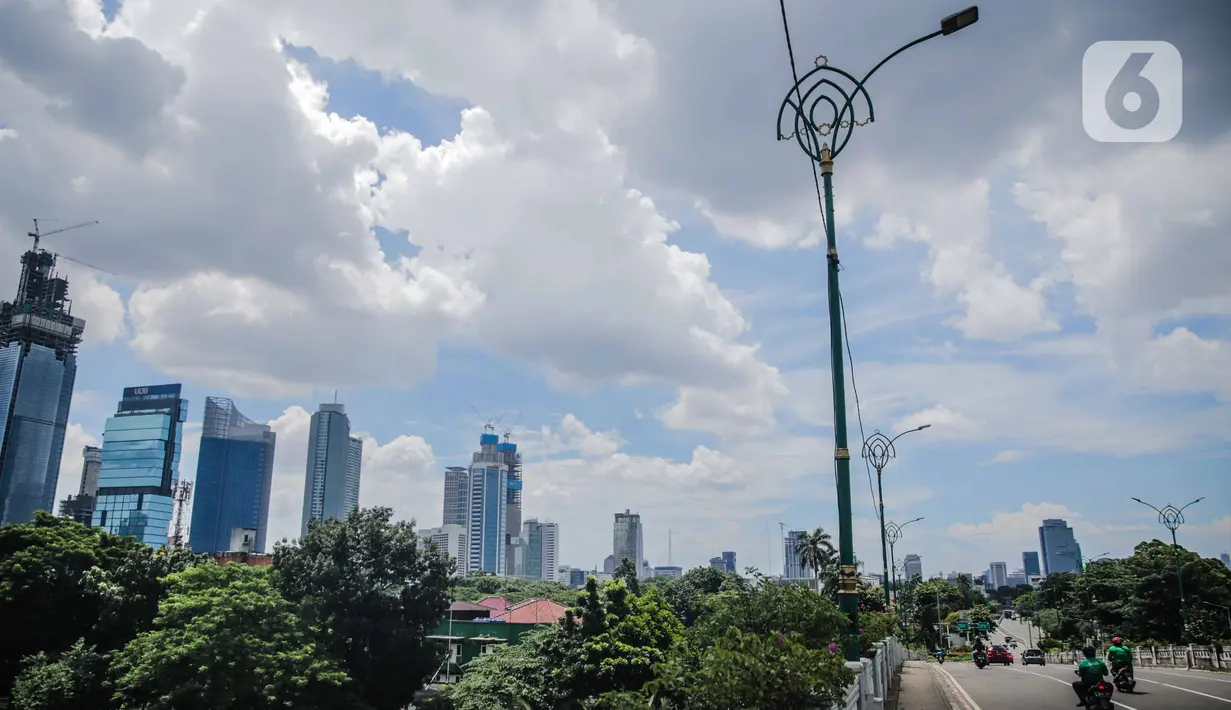 Pemandangan gedung-gedung perkantoran di kawasan Kuningan, Jakarta, Kamis (2/4/2020). Dinas Lingkungan Hidup DKI Jakarta menyatakan adanya perbaikan kualitas udara Ibu Kota karena penerapan work from home untuk mencegah meluasnya penyebaran virus corona COVID-19. (Liputan6.com/Fazial Fanani)