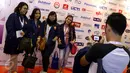 Mahasiswa berfoto bersama di booth Indonesia Broadcasting Expo (IBX) 2016 di Gedung Balai Kartini, Jakarta, Minggu (23/10). Acara itu digelar oleh sepuluh stasiun televisi swasta nasional Indonesia yang tergabung dalam ATVSI. (Liputan6.com/Gempur M Surya)