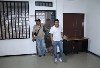 Polisi menangkap dukun gadungan yang mencuri perhiasan milik seorang lansia dengan modus ritual buka aura. (Foto: Antara)
