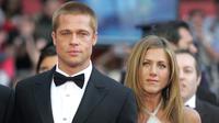 Aktor Brad Pitt dan istrinya Jennifer Aniston tiba untuk menghadiri pemutaran film sutradara AS Wolfgang Petersen "Troy", di Festival Film Cannes ke-57 di kota Riviera Prancis, (13/5/2004). (AFP PHOTO / Boris Horvat)