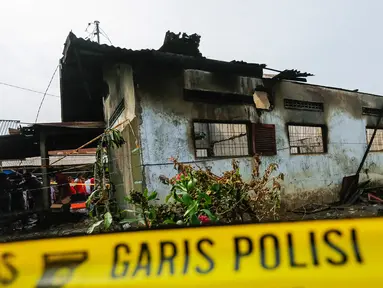 Garis polisi terpasang di sekitar lokasi kebakaran pabrik korek gas di Binjai, Langkat, Sumatera Utara, (21/6/2019). Sebanyak 30 orang tewas dalam kejadian tersebut. (KUMBARA/AFP)
