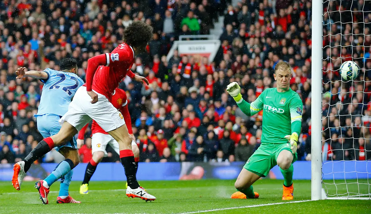 Kiper Manchester City, Joe Hart gagal menghalau sundulan gelandang Marouane Fellaini saat Laga Liga Premier Inggris di Old Trafford, Minggu (12/4/2015). Manchester United menang 4-2 atas City. (Reuters/Darren Staples)