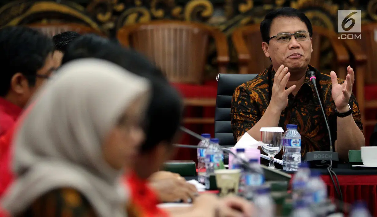 Wasekjen PDIP, Ahmad Basarah memberikan keterangan pers saat Diskusi dan Rencana Deklarasi Keterbukaan Informasi Publik Partai Politik di kantor DPP PDIP Jakarta, Rabu(28/3). (Liputan6.com/Johan Tallo)