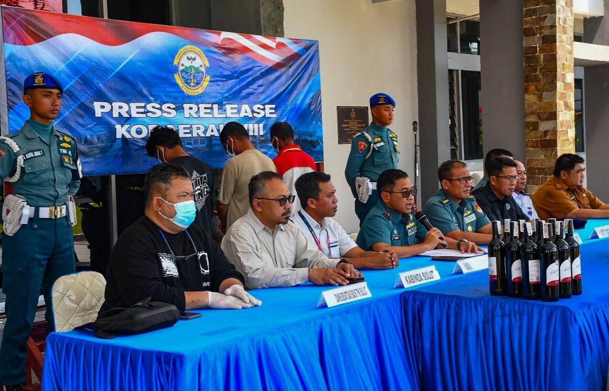 FOTO: Penyelundupan Sianida dan Miras Ilegal Senilai Setengah Miliar Lebih Digagalkan di Perairan Manado