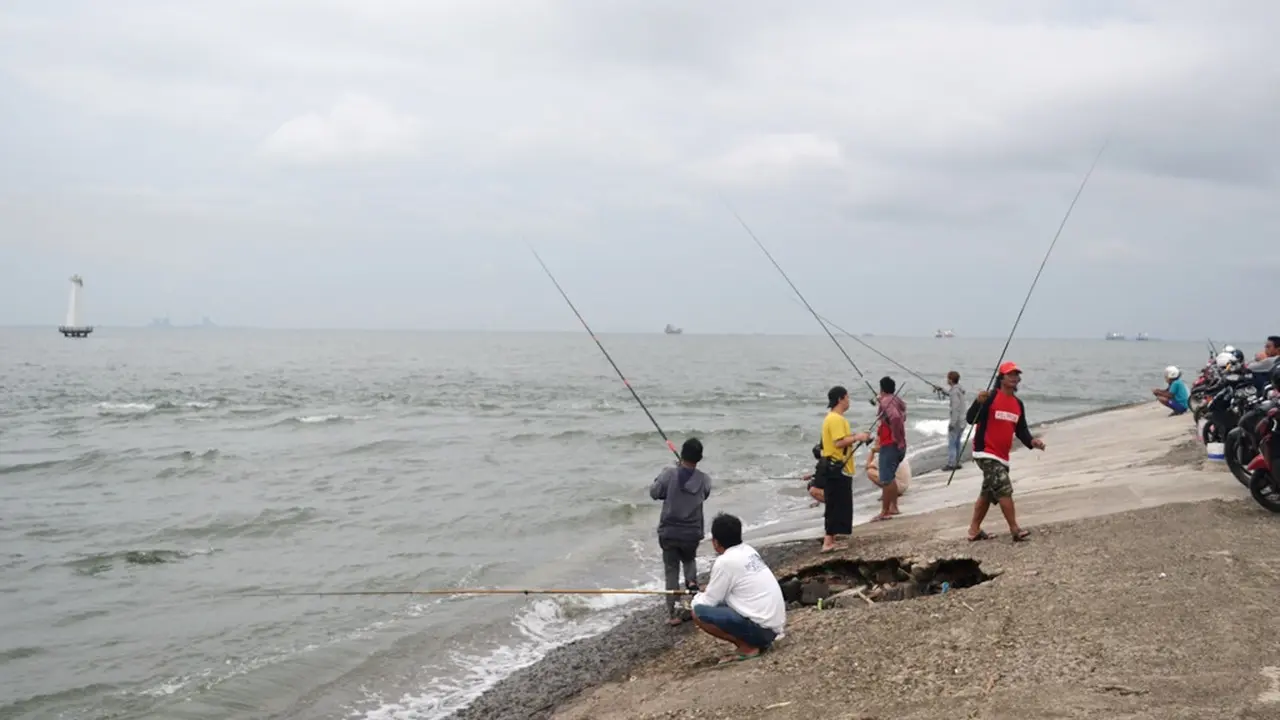 Suasana Pantai Teluk Penyu, Cilacap di sore hari. ( Foto: Liputan6.com/Muhamad Ridlo).