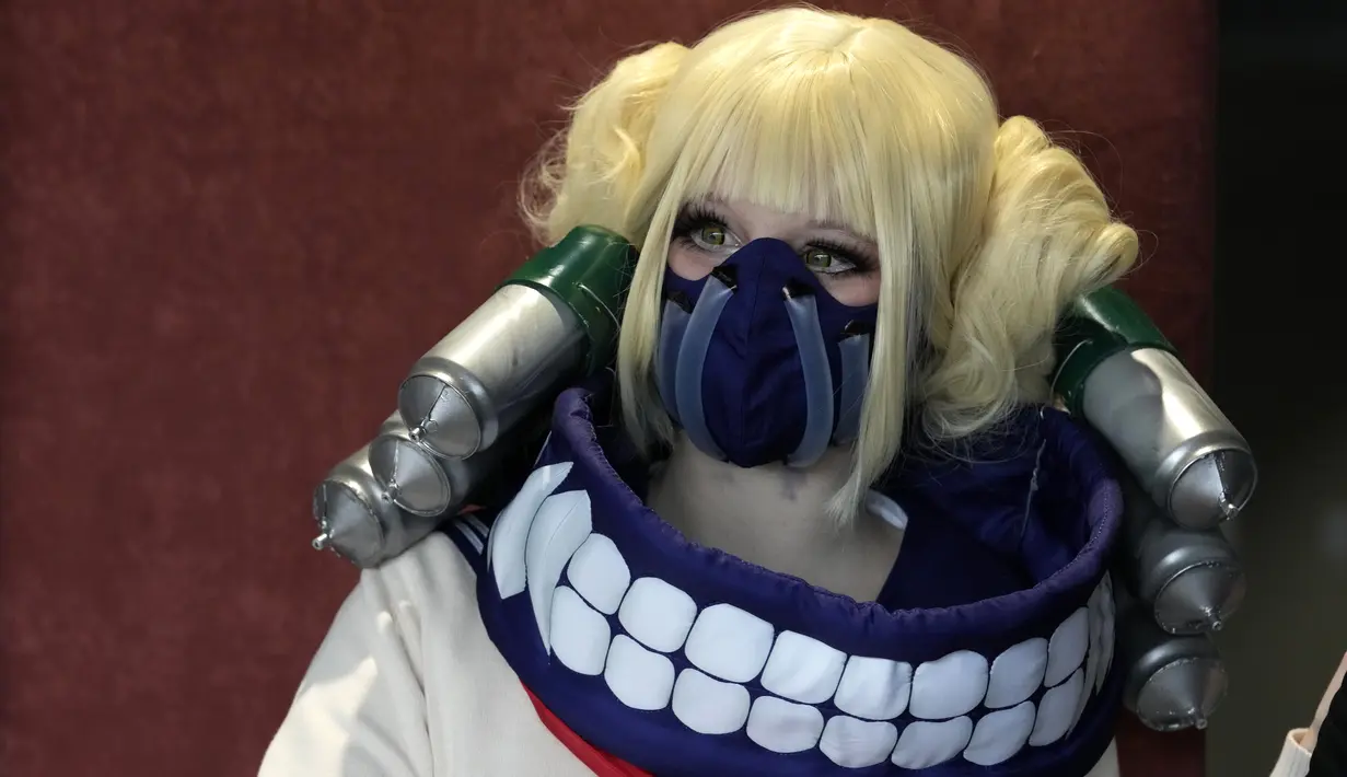 Seorang cosplayer berpose selama acara Comic Con di Praha, Republik Ceko, Sabtu (16/10/2021). Comic Con adalah perayaan tiga hari budaya pop modern dan menarik banyak penggemar. (AP Photo/Petr David Josek)