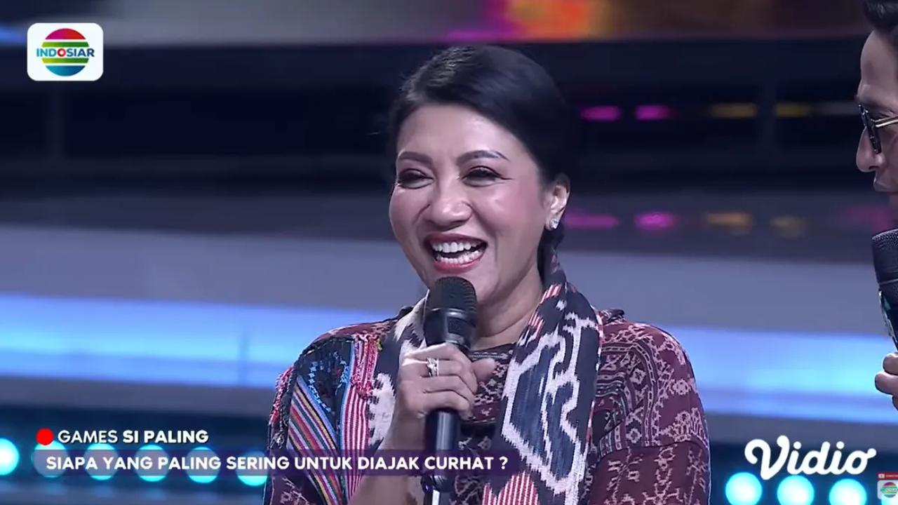Sembari berbisik kepada ibunda Andrew, Irfan Hakim kemudian bertanya apakah anaknya tersebut sudah memiliki pacar.<br>