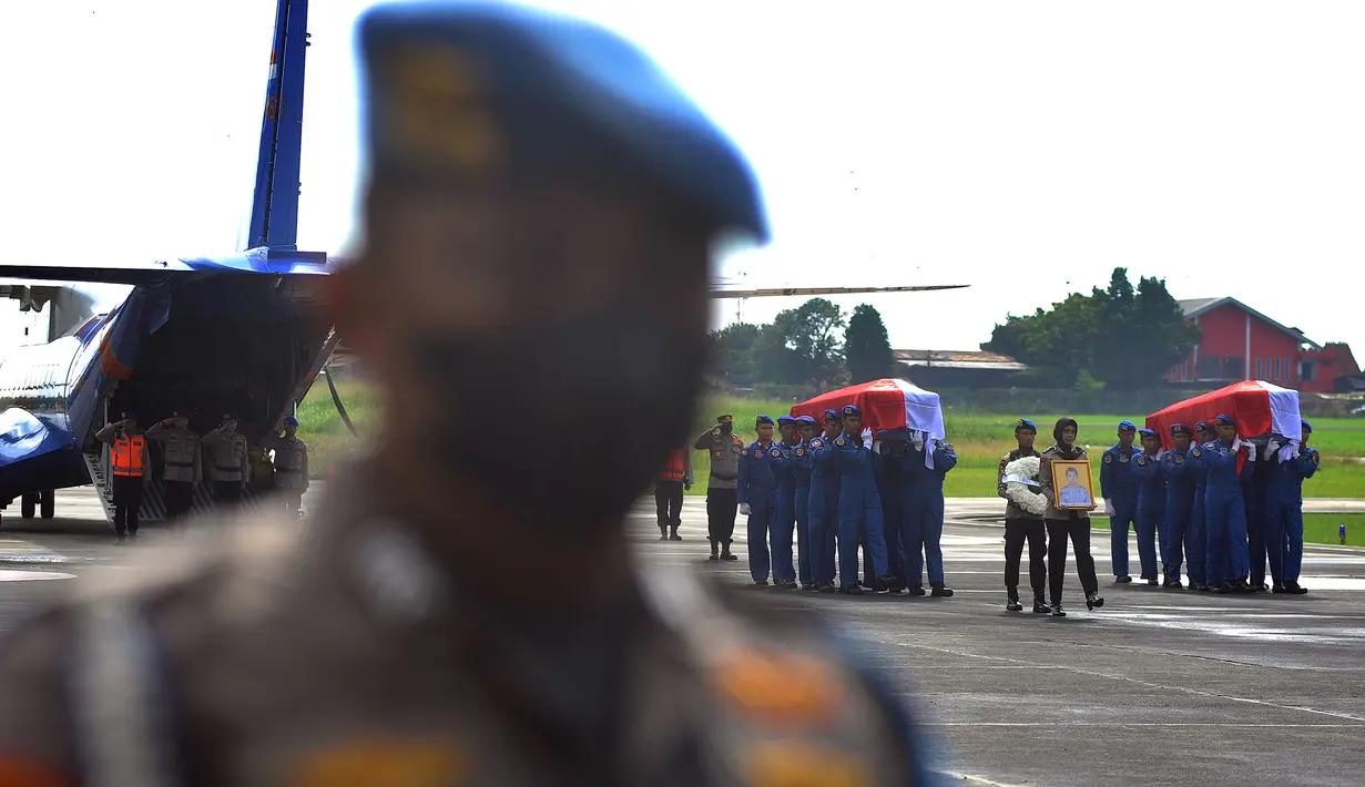 Jenazah korban jatuhnya helikopter NBO-105 milik Polri di perairan Manggar, Belitung Timur, Provinsi Kepulauan Bangka Belitung, tiba di Markas Polairud, Pondok Cabe, Tangerang Selatan, Rabu (30/11/2022). Jenazah Co Pilot Briptu M Lasminto dan Bripda Bripda M Chairul Anam rencananya akan dimakamkan di Serang dan Magetan. (merdeka.com/Arie Basuki)