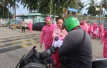 Bhayangkari Lampung Selatan Bagikan Takjil di Pelabuhan Bakauheni, Pererat Silaturahmi Ramadhan
