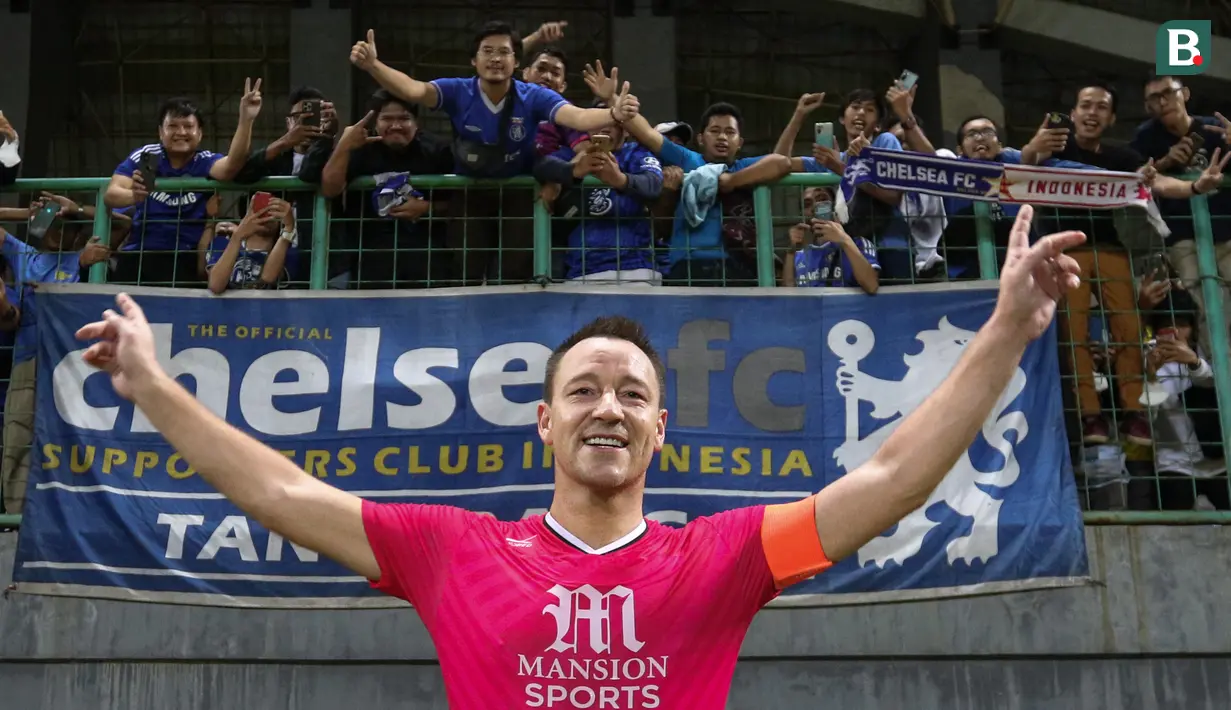 John Terry dan Alessandro Nesta pun sempat melayani permintaan swawoto para fans. (Bola.com/Bagaskara Lazuardi)