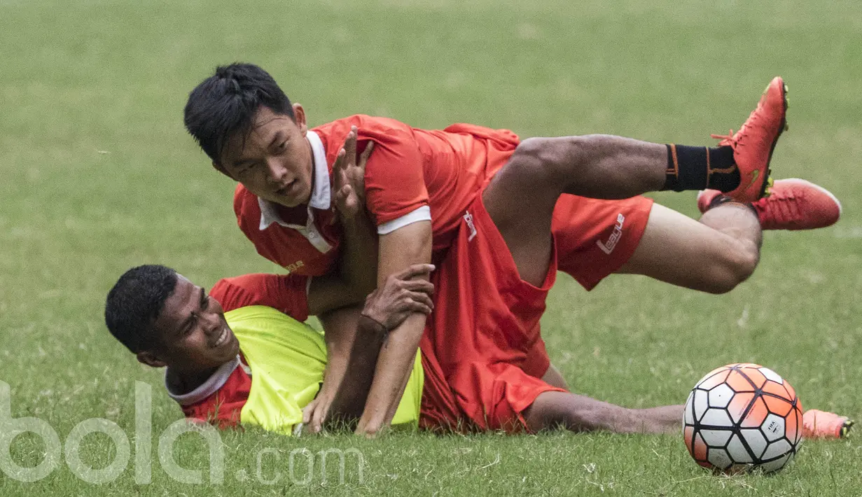 Pemain Persija Jakarta, Sutanto Tan, berebut bola dengan Irfandy Zein  saat latihan. Laga uji coba melawan Timnas Indonesia U-22 juga akan jadi laga perdana Macan Kemayoran di Stadion Patriot. (Bola.com/Vitalis Yogi Trisna)