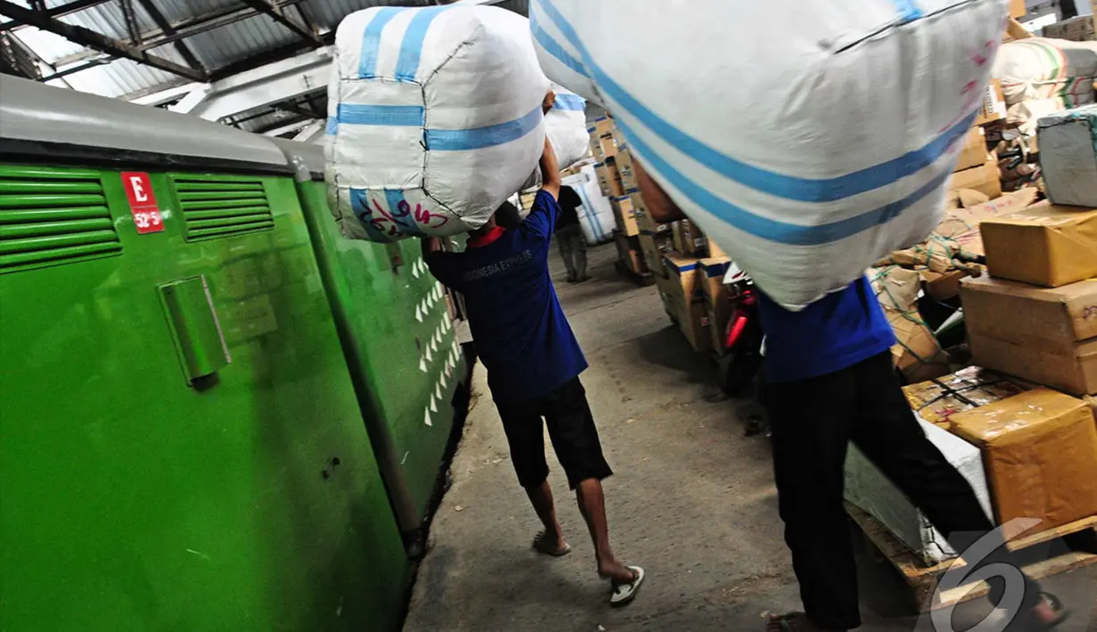 Para pekerja sedang mempersiapkan barang-barang yang akan diberangkatkan ke berbagai daerah di wilayah pulau Jawa, Jakarta, Jumat (18/07/2014) (Liputan6.com/Faizal Fanani)
