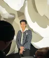 Park Seo Joon baru saja menghadiri show Chanel untuk musim gugur-musim dingin 2023 di Paris. Bersama Jennie BLACKPINK, penampilan Park Seo Joon ramai menuai pujian netizen. Ia mengenakan blazer kotak-kotak bernuansa biru khas Chanel dengan kemeja putih, dan celana panjang hitam. Foto: Instagram.