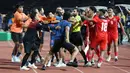 <p>Sejumlah pemain dan official Timnas Indonesia U-22 bersitegang dengan pemain dan official Timnas Thailand U-22 pada laga final sepak bola SEA Games 2023 yang berlangsung di Olympic Stadium, Phnom Penh, Kamboja, Selasa (16/05/2023). (Bola.com/Abul Aziz)</p>