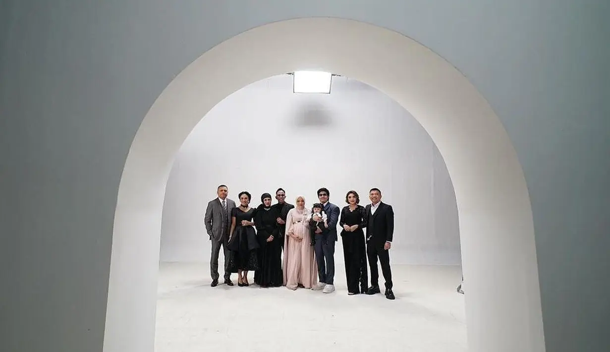 Sambil menyambut kehadiran anak kedua, Aurel Hermansyah mengajak orang tuanya untuk berfoto bersama, Anang-Ashanty, Kris Dayanti-Raul Lemos, dan Lenggogeni Faruk-Halilintar Anofial Asmid.