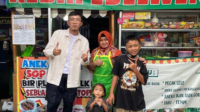 Viral Kisah Bocah Tukang Parkir, Kini Dapat Beasiswa dari dr. Tirta