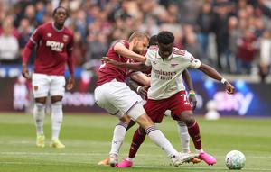 Pemain West Ham United, Tomas Soucek (kiri), berebut bola dengan pemain Arsenal, Bukayo Saka, dalam pertandingan Liga Inggris di London Stadium, Inggris, Minggu (10/5/2026) malam WIB. (AP Photo/Ian Walton)