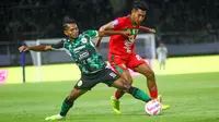 Alfan Suaib (kiri) saat memperkuat Persebaya di BRI Liga 1 2024/2025. (Aditya Wani/Bola.com)