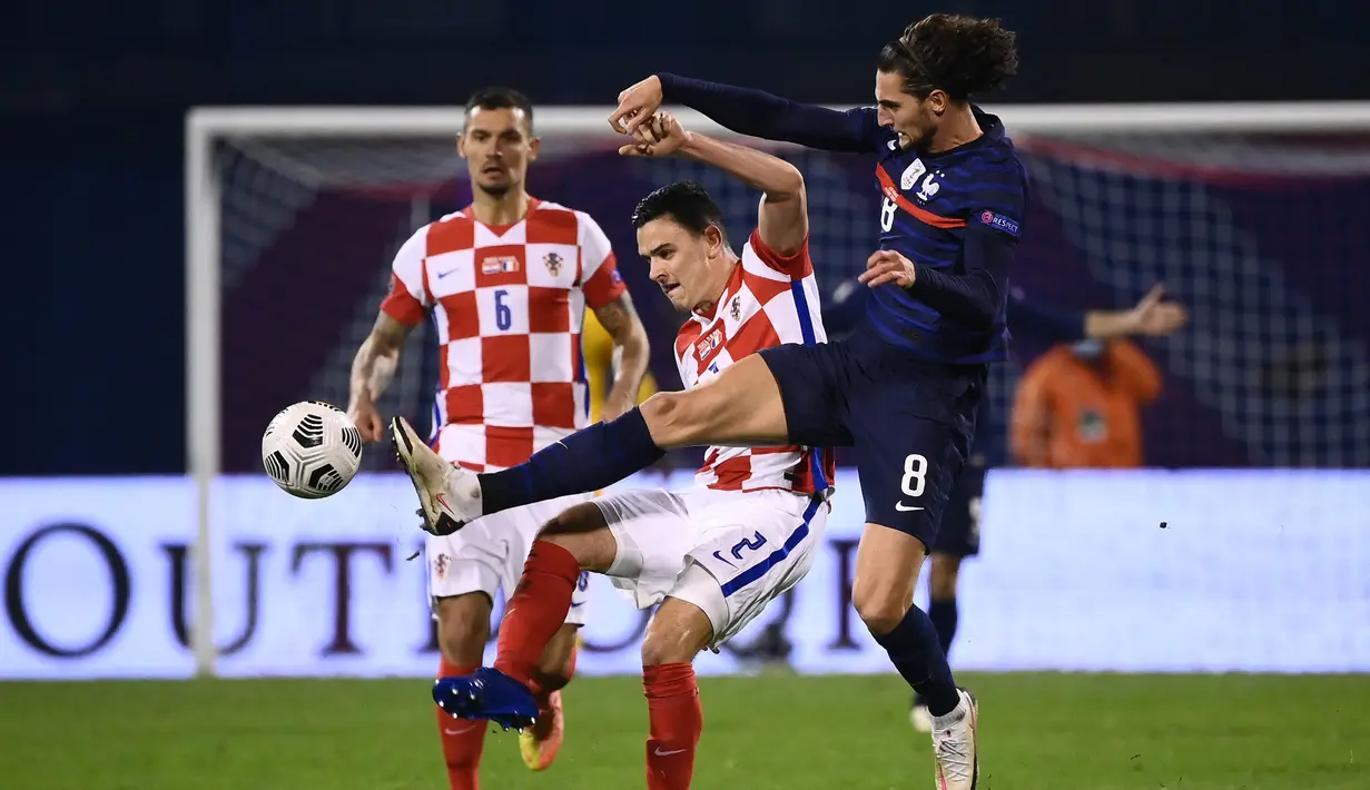 Gelandang Prancis, Adrien Rabiot, berebut bola dengan penyerang bek, Filip Uremovic, pada laga lanjutan UEFA Nations League 2020/2021 di Maksimir Stadium, Kamis (15/10/2020) dini hari WIB. Prancis menang 2-1 atas Kroasia. (AFP/Franck Fife)
