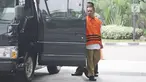 Kabag ULP Pemkab Purbalingga Hadi Iswanto tiba di gedung KPK, Jakarta, Kamis (7/6). Hadi diperiksa perdana pasca tertangkap tangan oleh KPK bersama bupati Purbalingga Tasdi. (Liputan6.com/Herman Zakharia)
