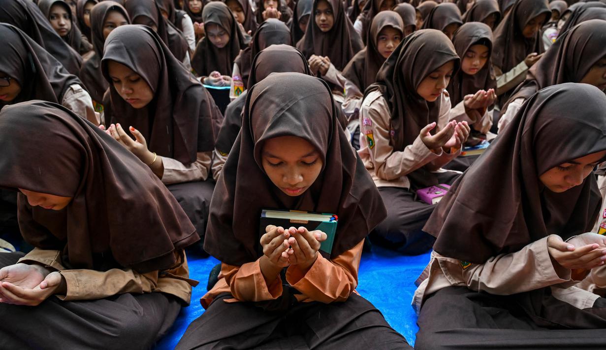 Para siswa juga melakukan penggalangan dana bantuan. (CHAIDEER MAHYUDDIN/AFP)