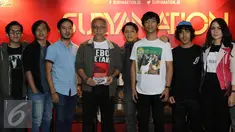Musisi pengisi acara Konser Suryanation Bangkit untuk Satu berfoto bersama usai jumpa pers di kawasan Sudirman, Jakarta, Senin (21/03/2016). Konser tersebut akan digelar dalam 5 seri konser akbar di 5 pulau di Indonesia. (Liputan6.com/Herman Zakharia)