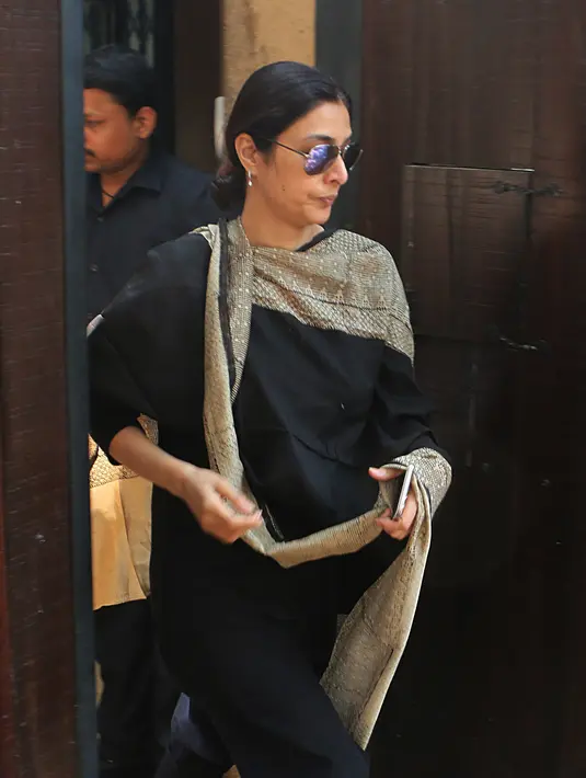Aktris Bollywood, Tabbu mengunjungi rumah Anil Kapoor, adik dari suami Sridevi Kapoor, Boney Kapoor di Mumbai, Senin (26/2). Selama proses menunggu jenazah Sridevi, keluarga berkumpul dan menerima tamu yang menyampaikan duka di sana. (Sujit Jaiswal/AFP)