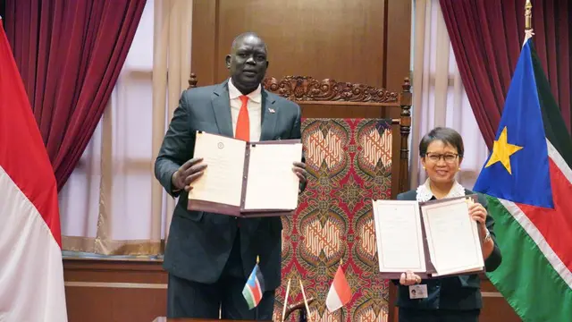 Menteri Luar Negeri RI, Retno Marsudi, dan Wakil Menteri Luar Negeri Sudan Selatan, Honorable Deng Dau Deng Malek, disela-sela Sidang Majelis Umum PBB ke-77 di New York (20/09/22). (Dok: Kemlu RI)