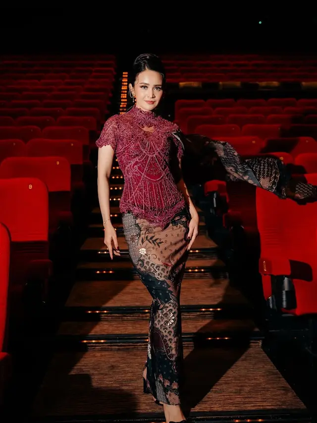 Michelle Ziudith tampil modern dengan kebaya. [@michelleziu]