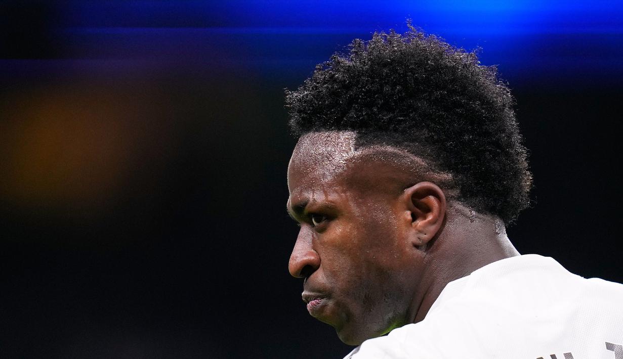Kekalahan 0-1 Real Madrid membuat selisih poin mereka menjauh dari Barcelona dalam perebutan puncak klasemen Liga Spanyol. Vinicius Jr dkk kini terpaut empat poin dari Blaugrana. (AP Photo/Manu Fernandez)