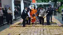 Petugas menunjukkan tersangka dan barang bukti narkoba jenis ganja saat rilis di Polda Metro, Jakarta, Senin (30/7). Sebanyak 1.434 kg ganja jaringan Aceh-Jakarta-Bogor diamankan petugas berikut 6 orang tersangka. (Merdeka.com/Arie Basuki)