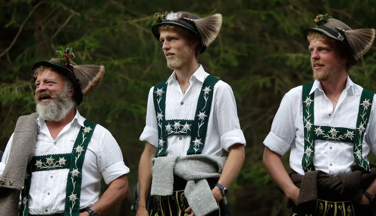 Penggembala Bavaria mengenakan pakaian tradisional saat menggiring hewan ternak mereka di pegunungan dekat Oberstdorf, Jerman, Kamis (13/9). Hewan-hewan ternak ini akan digiring ke lembah untuk menghabiskan musim dingin. (AP Photo/Matthias Schrader)