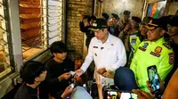 Wakil Wali Kota Bandung, Erwin, dan Kapolrestabes Bandung, Kombes Pol Budi Sartono, saat patroli jam malam pelajar, di daerah Cihapit, Jalan Riau, Kota Bandung. (Diskominfo Kota Bandung).