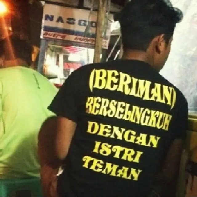 6 Tulisan di Belakang Kaus Oblong Bapak-Bapak Ini Bikin Tawa Pecah