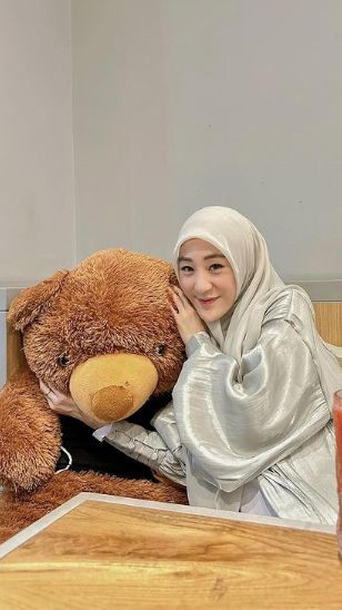 Jika bosan dengan warna-warna baju lebaran yang biasa, referensi outfit dengan baju shimmer ini bisa jadi opsi. Selain unik, pilihan kain yang berkilau seperti Larissa ini membuat tampilan semakin segar dan mencuri perhatian.