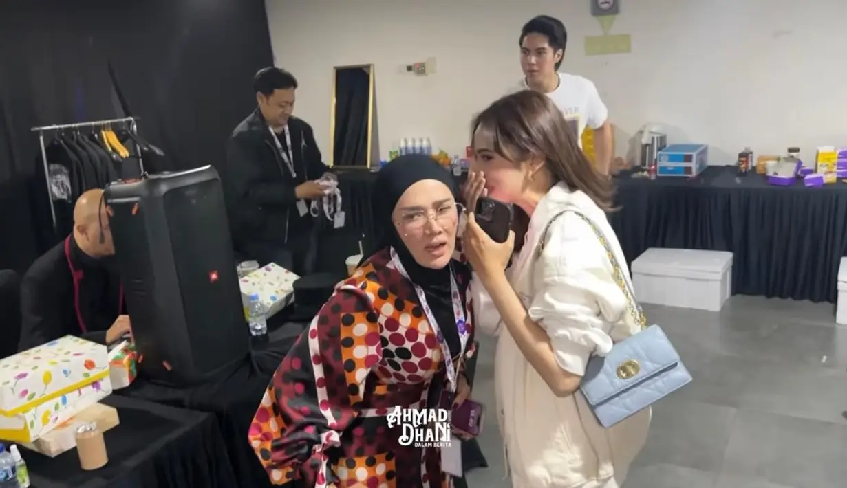 Tas tersebut merupakan Miss Caro Mini Bag Cloud Blue Macrocannage Lambskin.  [YouTube/Ahmad Dhani Dalam Berita].