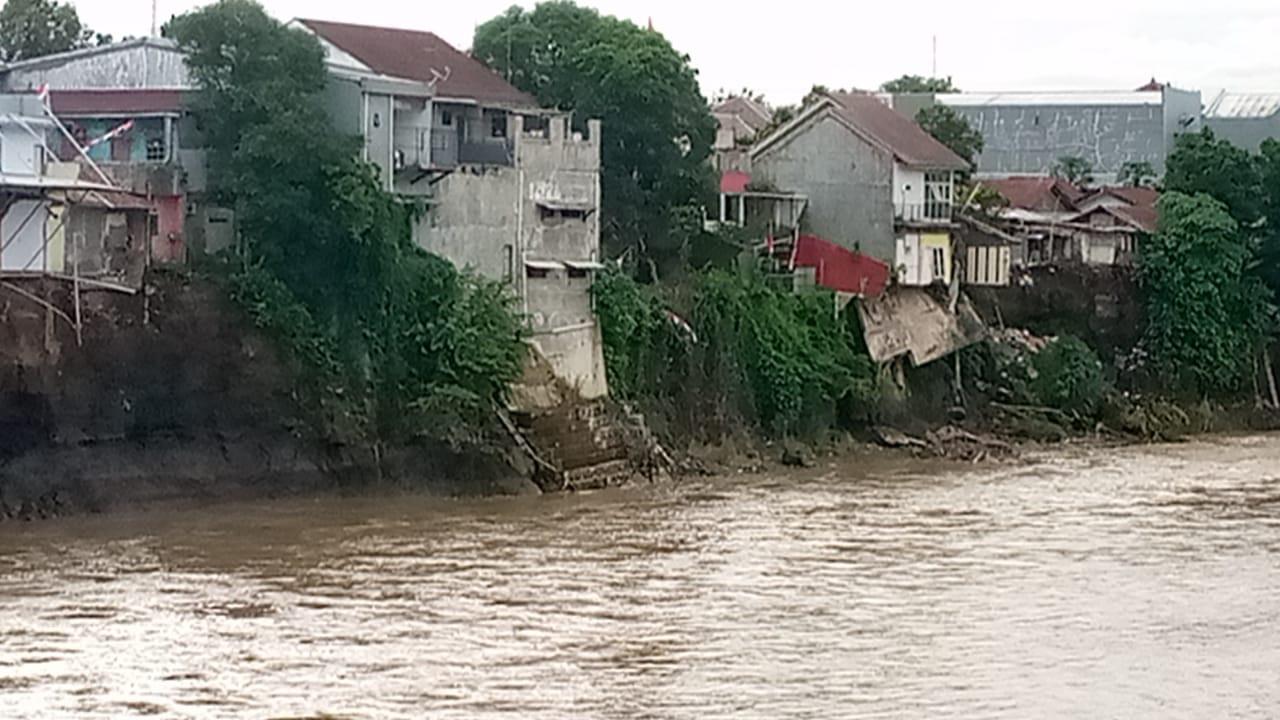Sebanyak 12 bangunan toko dan rumah di Purbalingga rusak akibat tergerus sungai Klawing. (Foto: Istimewa)