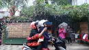 "Sekarang kita berangkat naik motor ke KUA" ujar Ria Irawan saat akan berangkat ke Kantor Urusan Agama dalam tayangan lagsung di Facebook. (Adrian Putra/Bintang.com)
