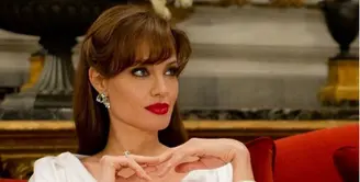 Sampai saat ini proses cerai Angelina Jolie dan Brad Pitt memang belum juga selesai. Namun kabar menyedihkan beredar soal kesehatan Jolie pada beberapa waktu lalu. Jolie sempat mengalami penyakit yang cukup membahayakan. (Instagram/Angelinajolie)