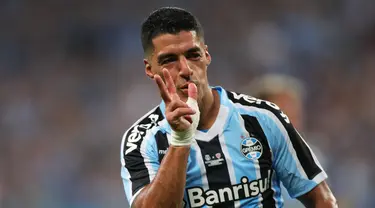 Penyerang Gremio Luis Suarez merayakan gol yang dicetaknya ke gawang Sao Luiz pada ajang Recopa Gaucha di stadion Arena do Gremio di Porto Alegre, Brasil, Selasa (17/1/2023). Luis Suarez menunjukkan ketajamannya di laga perdananya bersama Gremio dengan langsung mencetak gol. (SILVIO AVILA / AFP)